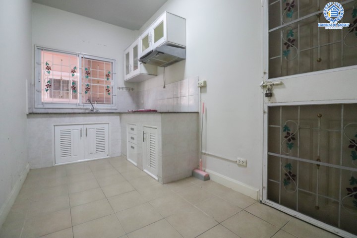 บ้านแฝดมือสองย่านนนทบุรี ม.คุณาสิริ บัวทอง4 หลังมุม! บนเนื้อที่มากถึง 49.8 ตร.ว. ฟังก์ชัน 3 ห้องนอน 3 ห้องน้ำ 2 ที่จอดรถ กระจกติดฟิล์มกัน UV บนทำเลเยี่ยม เชื่อมต่อถ.บ้านกล้วย-ไทรน้อย, ถ.กาญจนาภิเษก ใกล้เซ็นทรัลเวสต์เกต และรถไฟฟ้าสายสีม่วง "สถานีคลองบางไผ่"